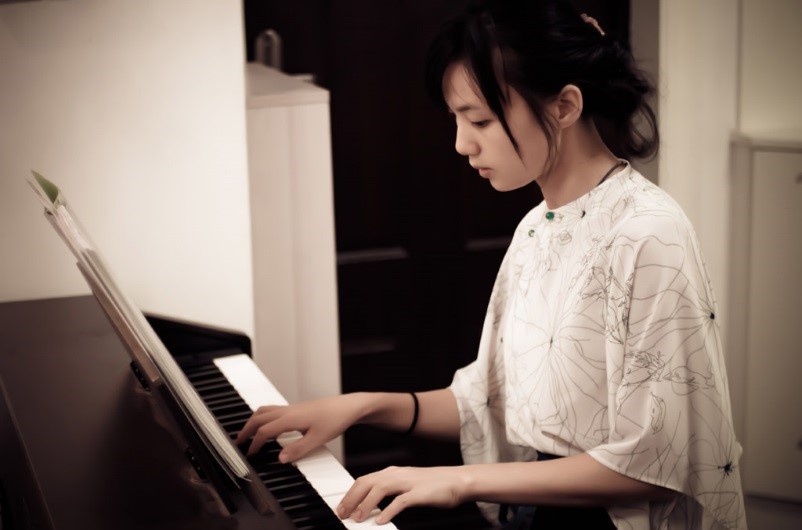 電子ピアノを演奏する女性